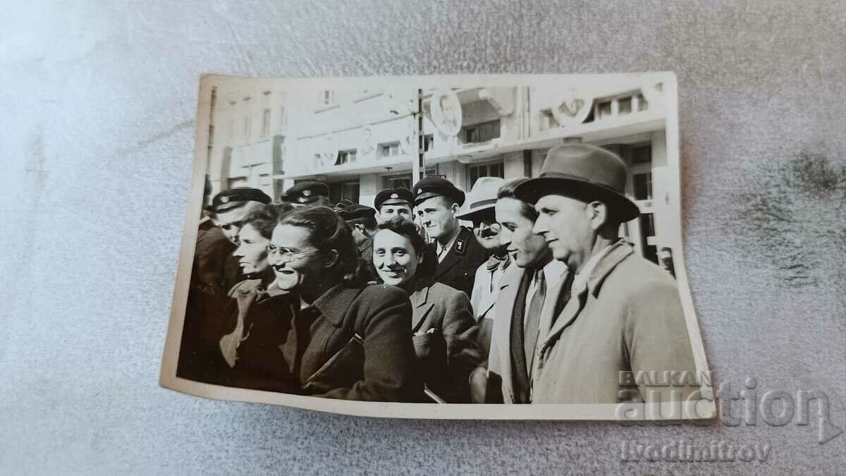 Снимка Железничари мъже и жени на улицата