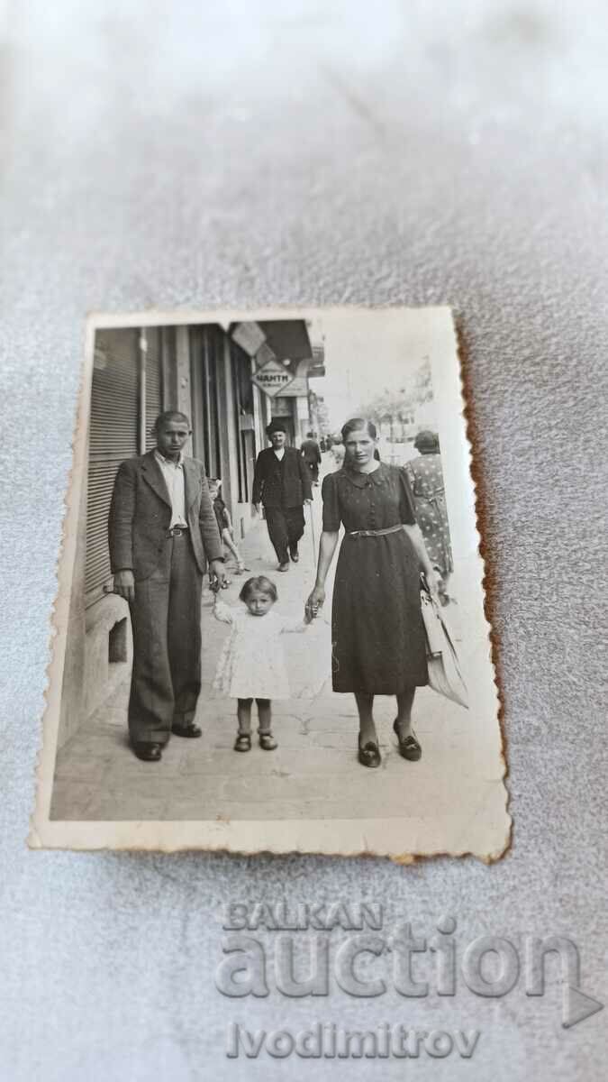 Photo Sofia A man, a woman and a little boy on the sidewalk