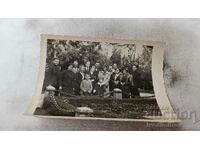 Fotografie Boyana Bărbați, femei și copii în fața mormântului reginei Eleonora