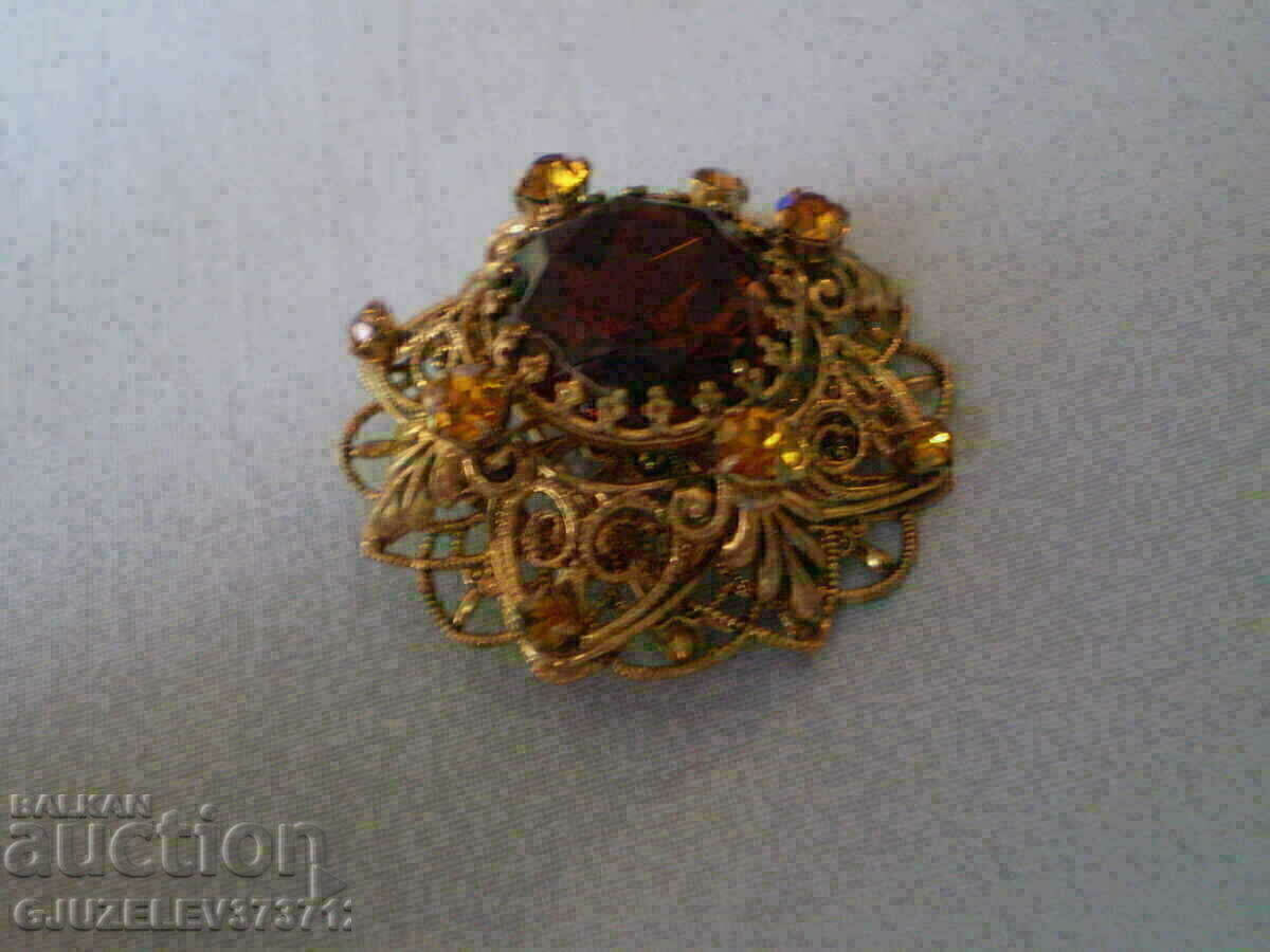 Auction 1950 citrine glass brooch in gold metal Auction 1950 citrine glass brooch in gold metal