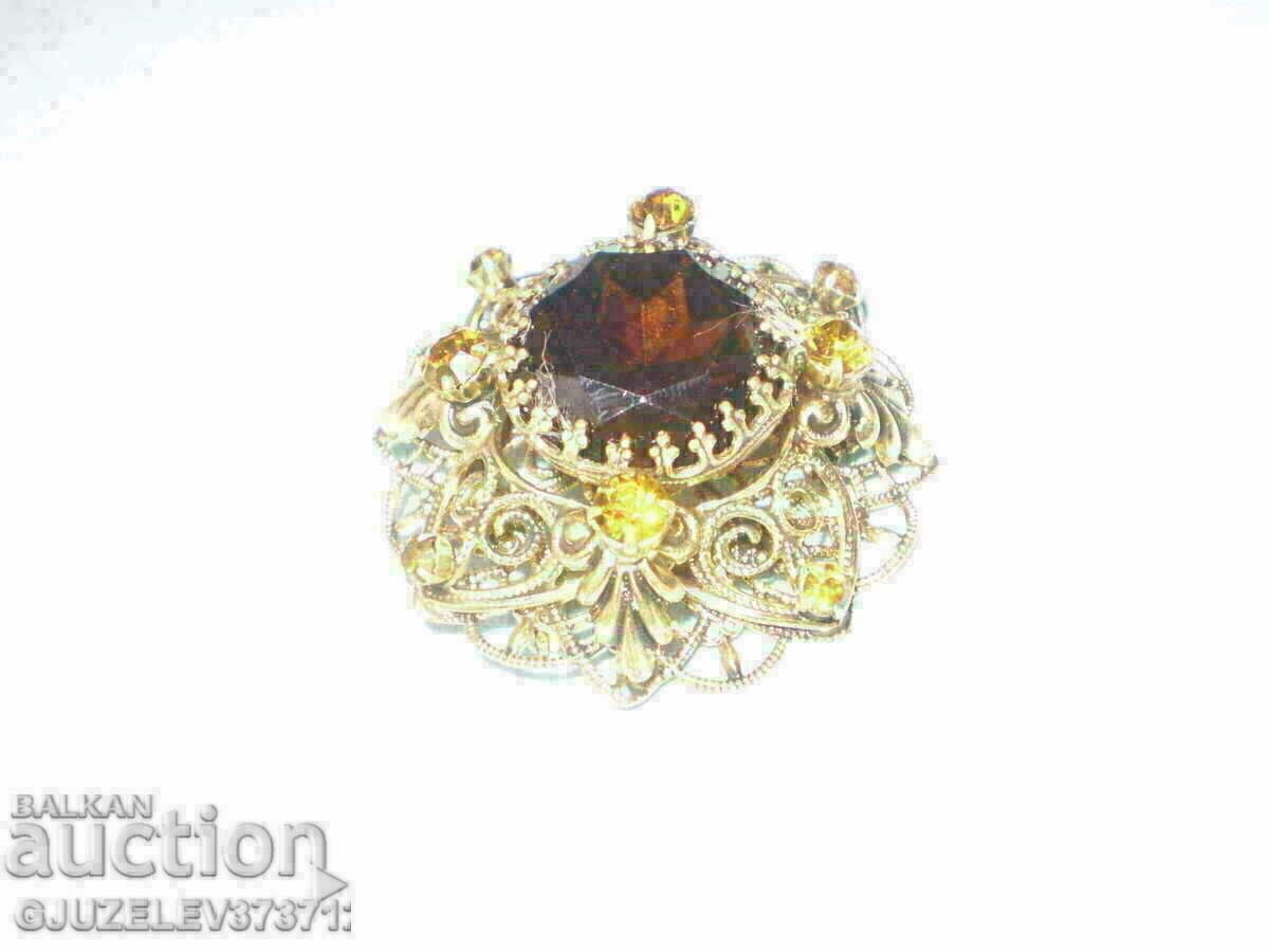 Delivery of 1950 citrine glass brooch in gold metal Delivery of 1950 citrine glass brooch in gold metal