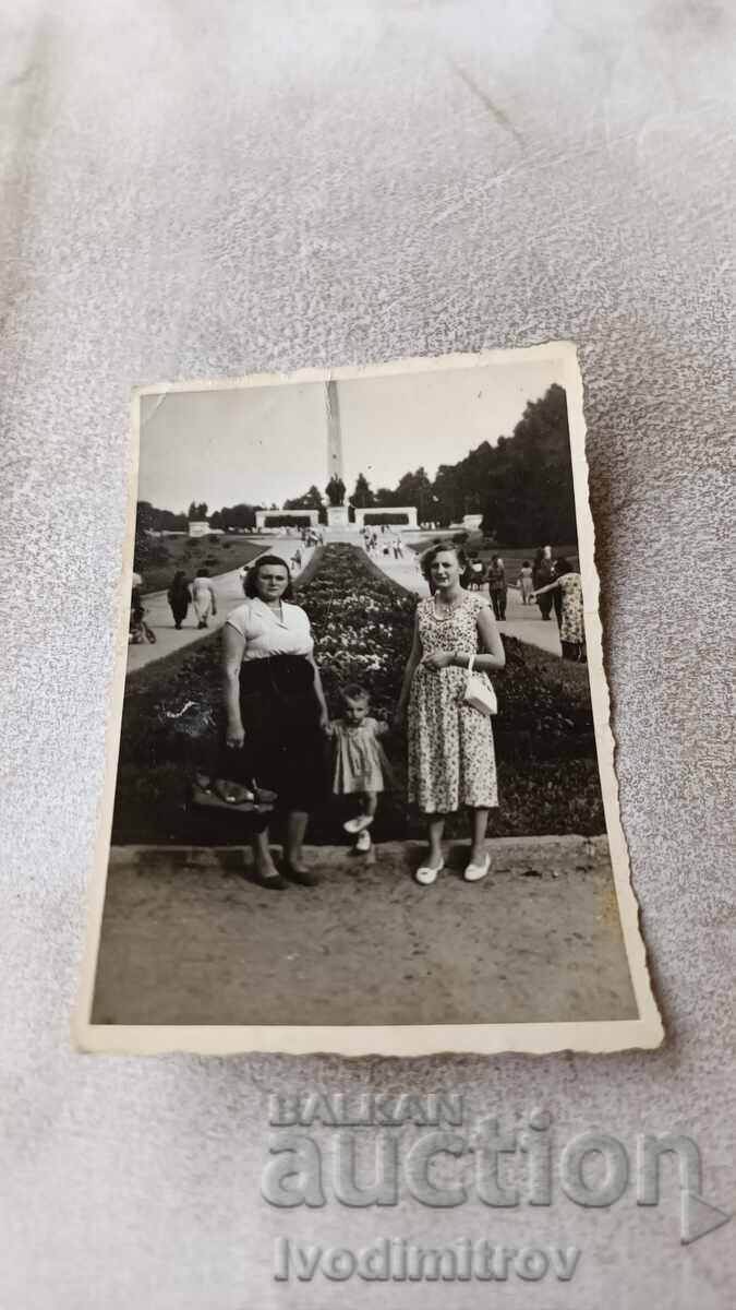 Снимка София Две жени и малко момченце пред Братската могила