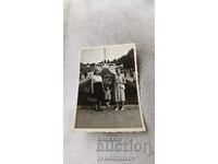 Φωτογραφία Σοφία Δύο γυναίκες και ένα αγοράκι μπροστά στο ανάχωμα Μπράτσκα