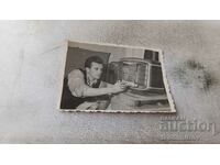 Fotografie Tânăr cu un radio de epocă într-o cameră