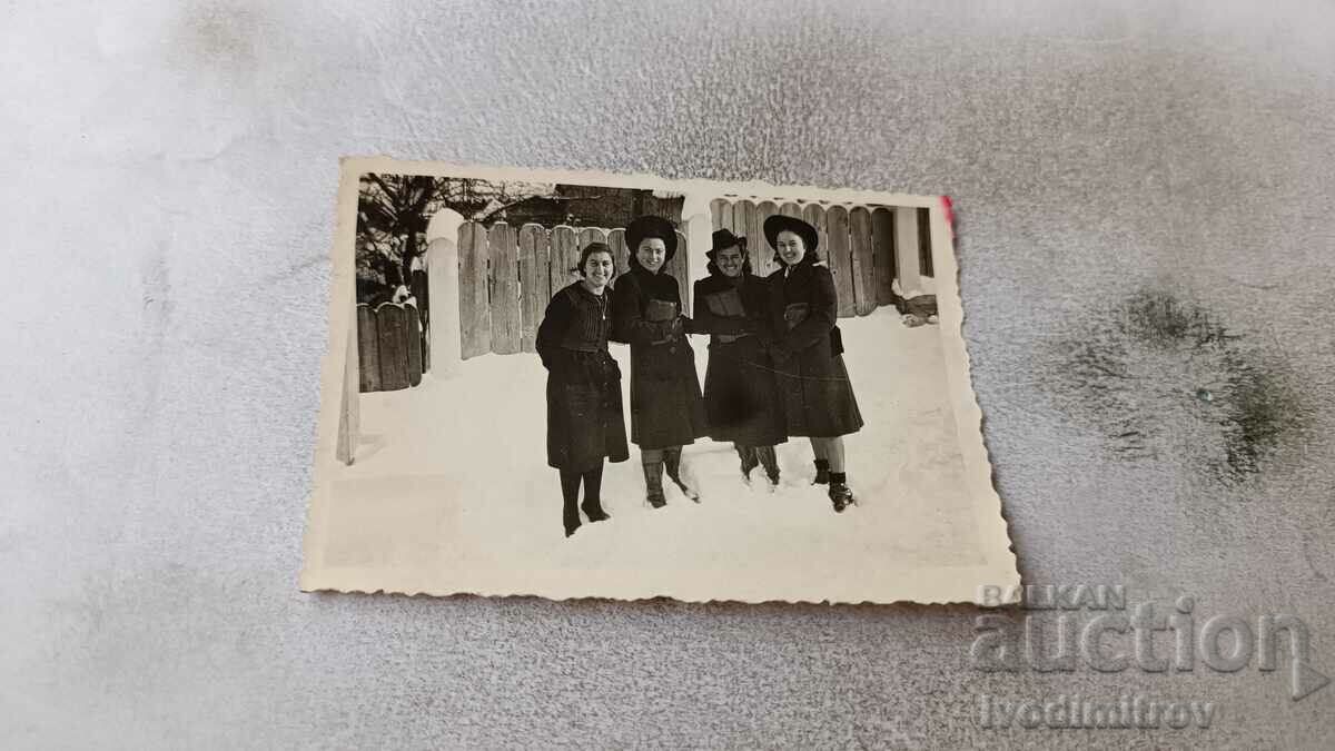 Φωτογραφία Τέσσερις νεαρές γυναίκες στο δρόμο στο χιόνι το χειμώνα