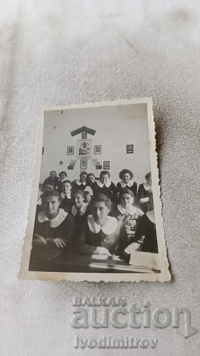Foto Şcolăriţe într-o sală de clasă