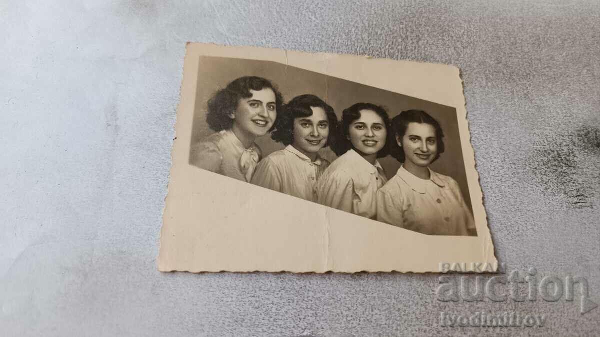 Снимка Четири млади момичета  1954