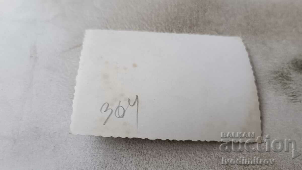 Fotografie Patru copii în parc cu preț 0.75 BGN | € 0.38 Fotografie Patru copii în parc cu preț 0.75 BGN | € 0.38