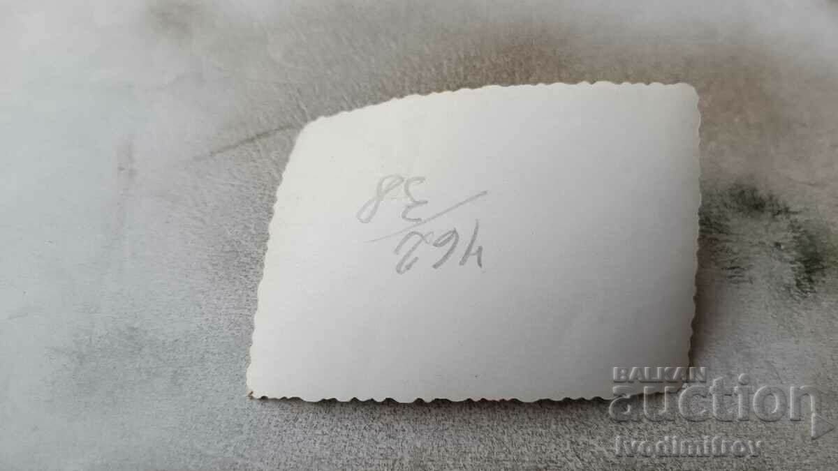 Φωτογραφία Κορίτσι μπροστά από ένα τεράστιο λουλούδι στο πάρκο με τιμή 0.75 BGN | € 0.38 Φωτογραφία Κορίτσι μπροστά από ένα τεράστιο λουλούδι στο πάρκο με τιμή 0.75 BGN | € 0.38