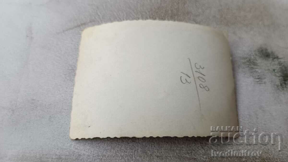 Φωτογραφία Άνδρες σε ξύλινα τραπέζια με τιμή 0.85 BGN | € 0.43 Φωτογραφία Άνδρες σε ξύλινα τραπέζια με τιμή 0.85 BGN | € 0.43