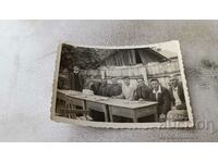 Foto Bărbați la mese de lemn
