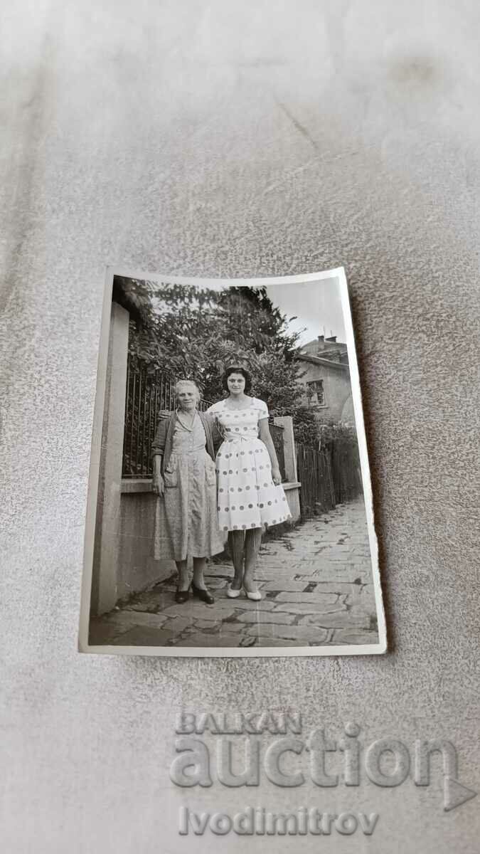Снимка Две жени на тротоара 1960