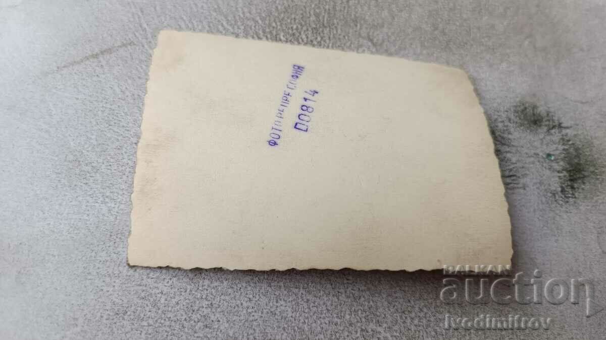 Φωτογραφία Σόφια Εργάτες στην αυλή ενός εργοστασίου με τιμή 2.85 BGN | € 1.46 Φωτογραφία Σόφια Εργάτες στην αυλή ενός εργοστασίου με τιμή 2.85 BGN | € 1.46