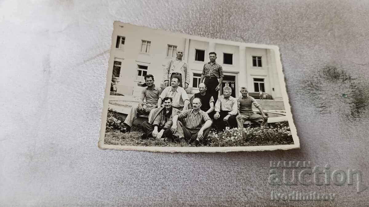 Foto Bărbați stând la o fântână