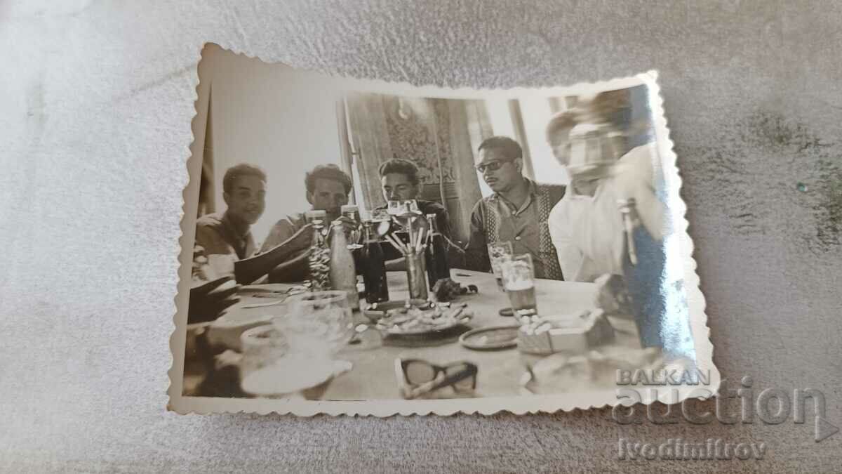 Φωτογραφία Νεαροί άνδρες σε ένα τραπέζι