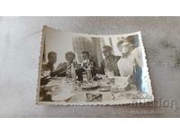Photo Young men at a table