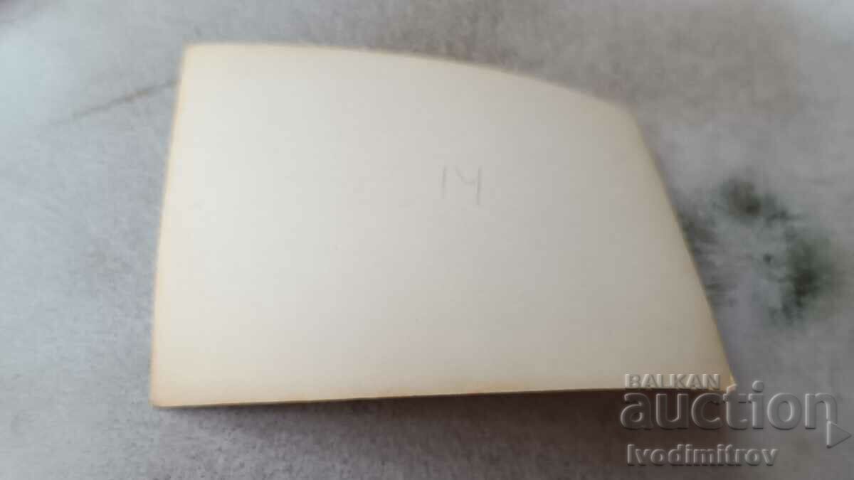 Φωτογραφία άνδρα και νεαρής γυναίκας με τιμή 0.65 BGN | € 0.33 Φωτογραφία άνδρα και νεαρής γυναίκας με τιμή 0.65 BGN | € 0.33