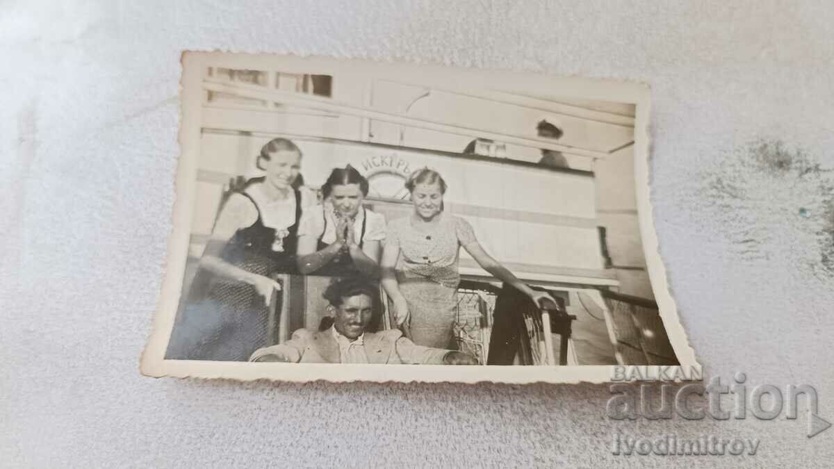 Снимка Мъж и три млади момичена на парахода ИСКЪРЪ