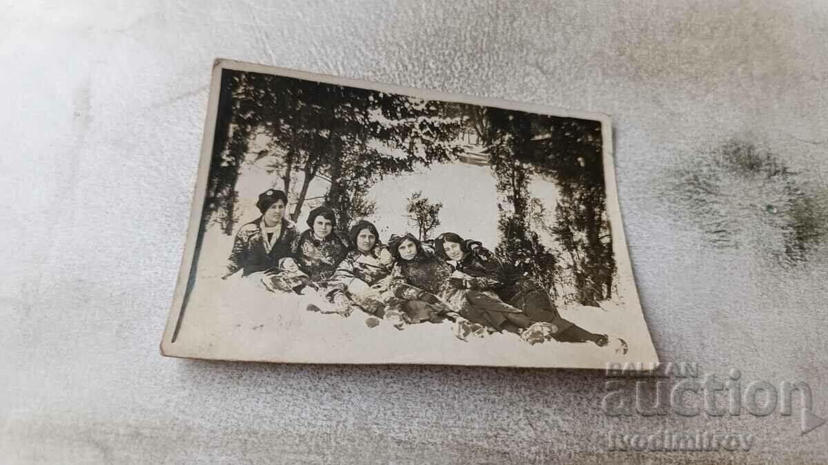 Imagine Cinci fete tinere în zăpadă în parc