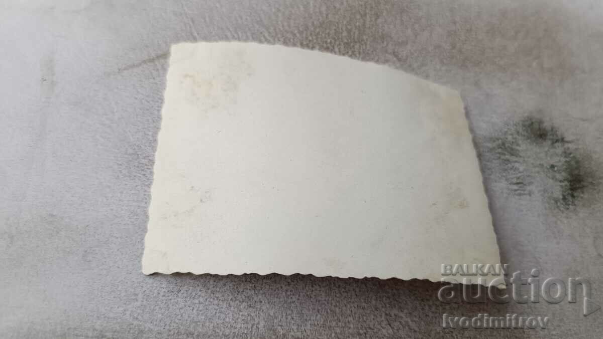 Φωτογραφία Μαθήτριες γύρω από ένα σιντριβάνι στο πάρκο με τιμή 0.85 BGN | € 0.43 Φωτογραφία Μαθήτριες γύρω από ένα σιντριβάνι στο πάρκο με τιμή 0.85 BGN | € 0.43