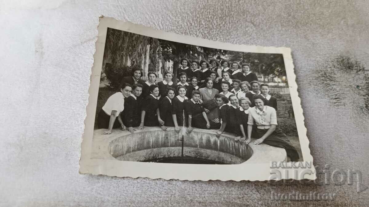 Photo Schoolgirls around a fountain in the park