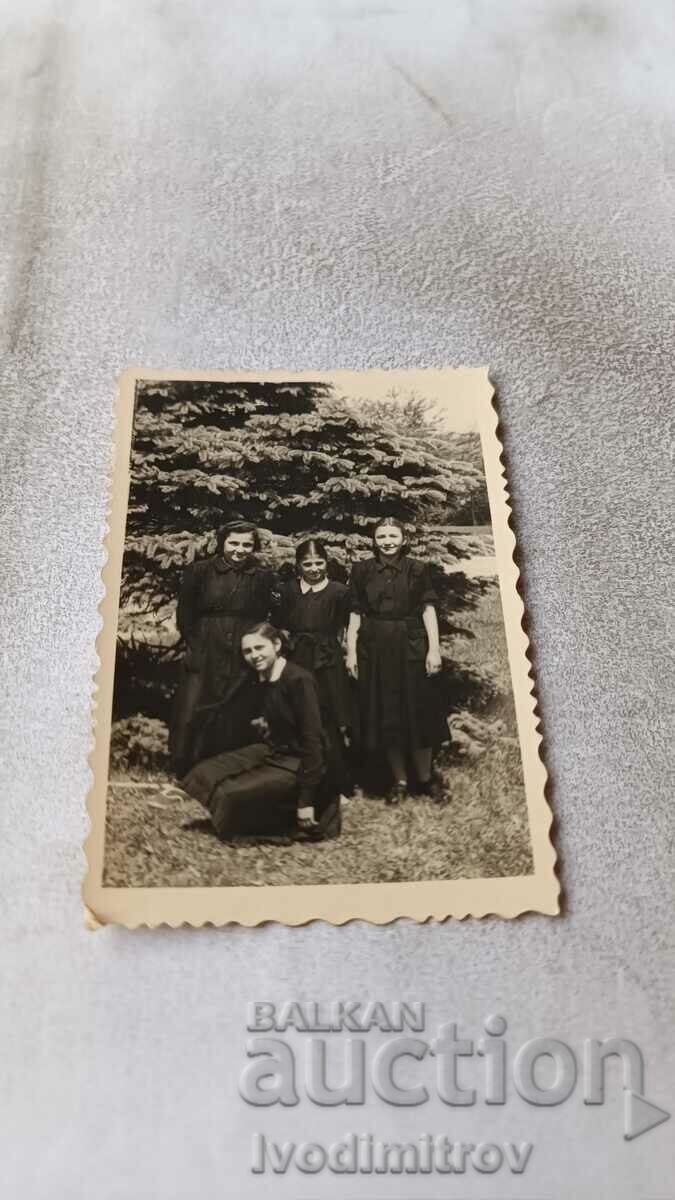 Снимка Четири ученички в парка