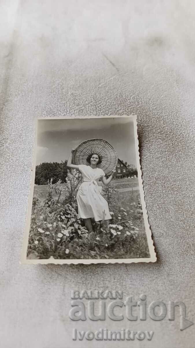 Снимка Младо момиче с широкопола шапка
