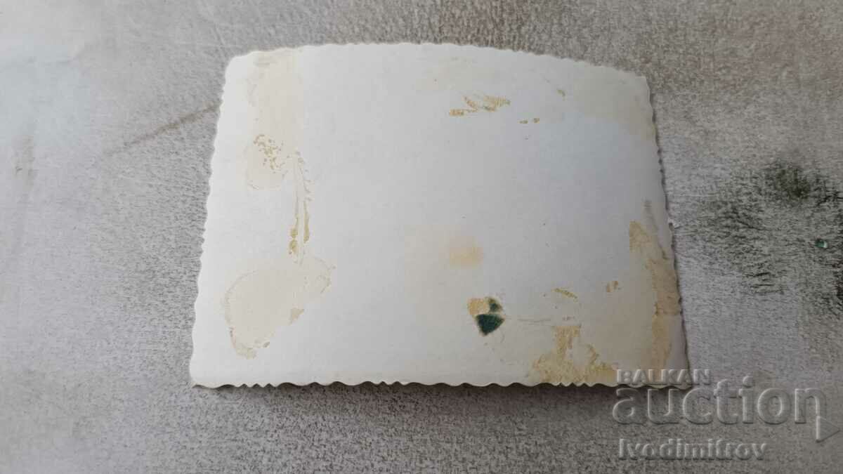 Φωτογραφία Νεαρές γυναίκες σε ένα λιβάδι με λουλούδια με τιμή 0.75 BGN | € 0.38