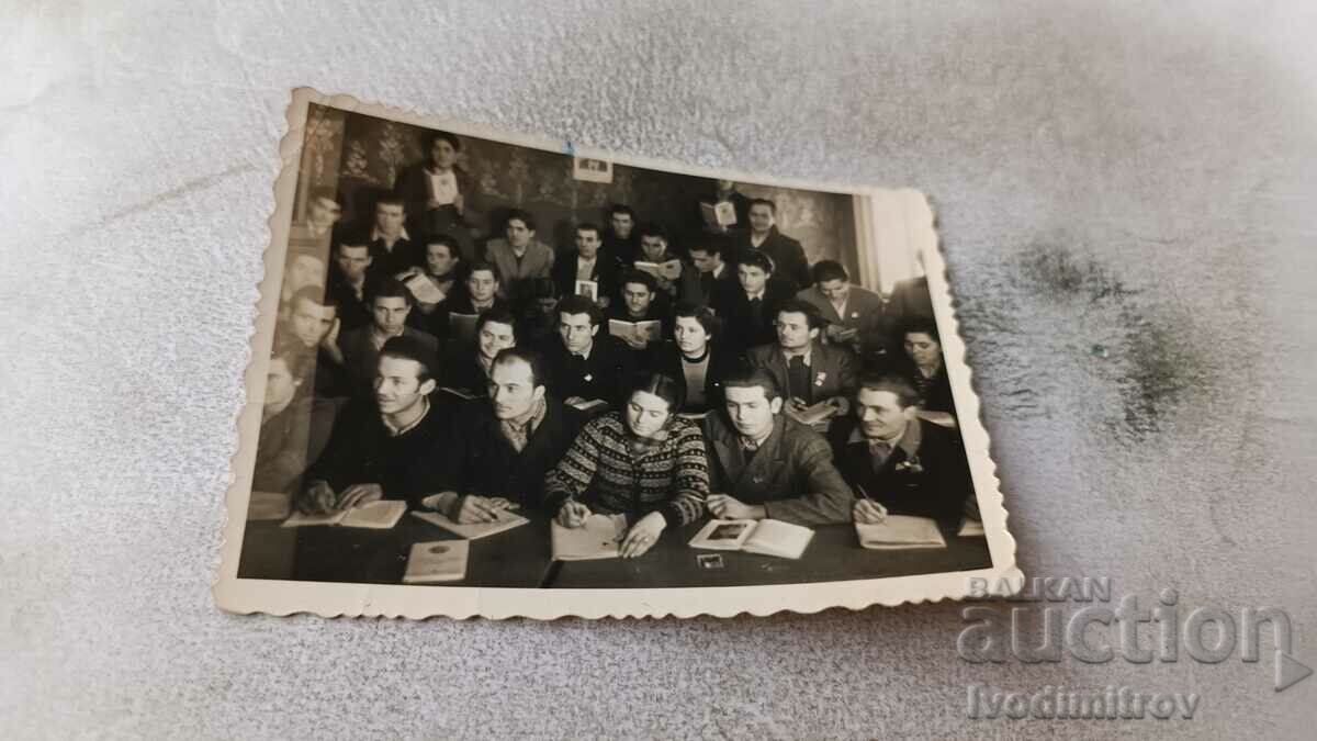 Φωτογραφία Οι μαθητές ακούν μια διάλεξη σε ένα γραφείο