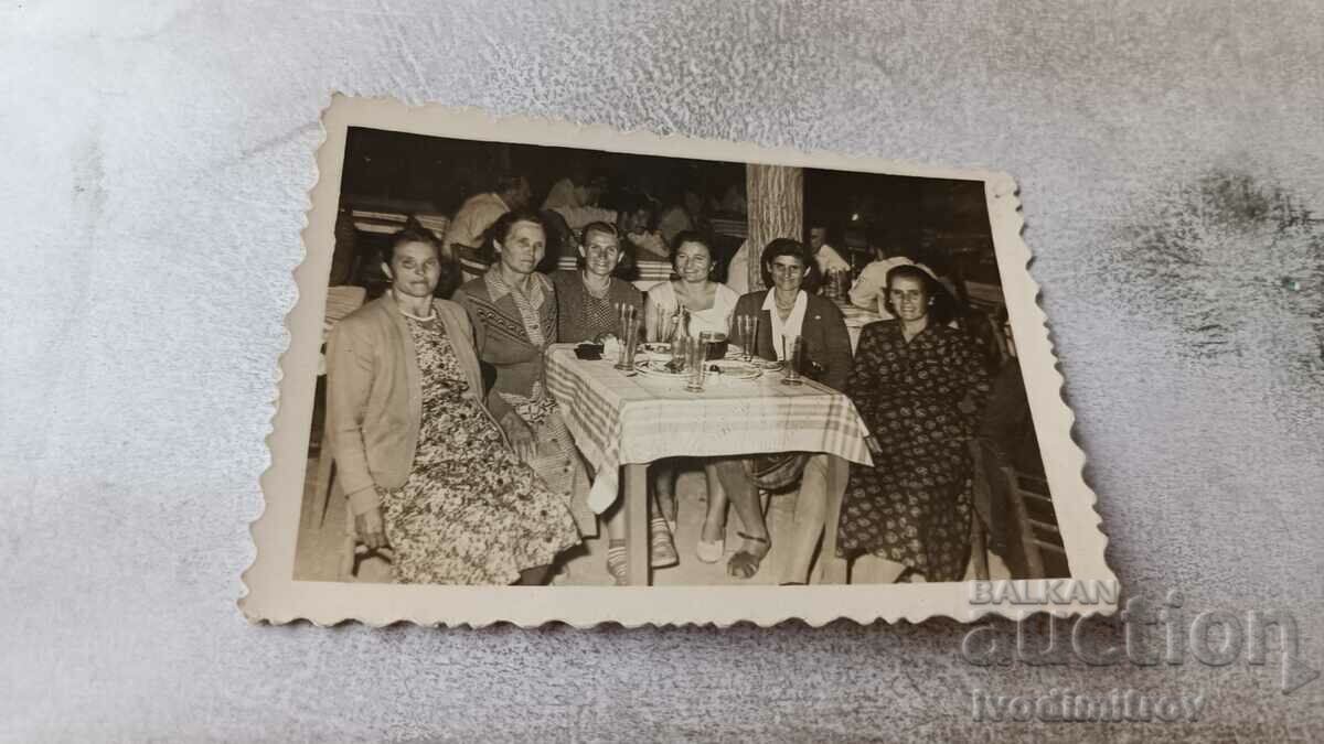 Photo Six women at a table with a drink