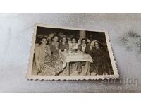 Photo Six women at a table with a drink
