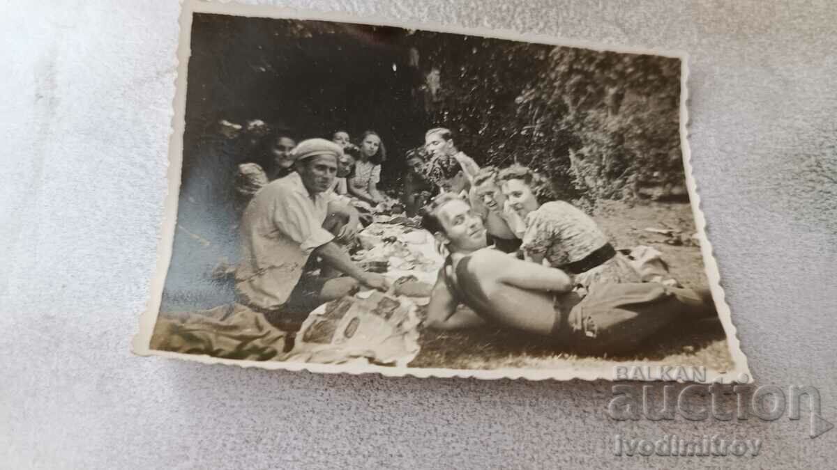 Photo Young men and women on a picnic