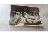Photo Young men and women on a picnic