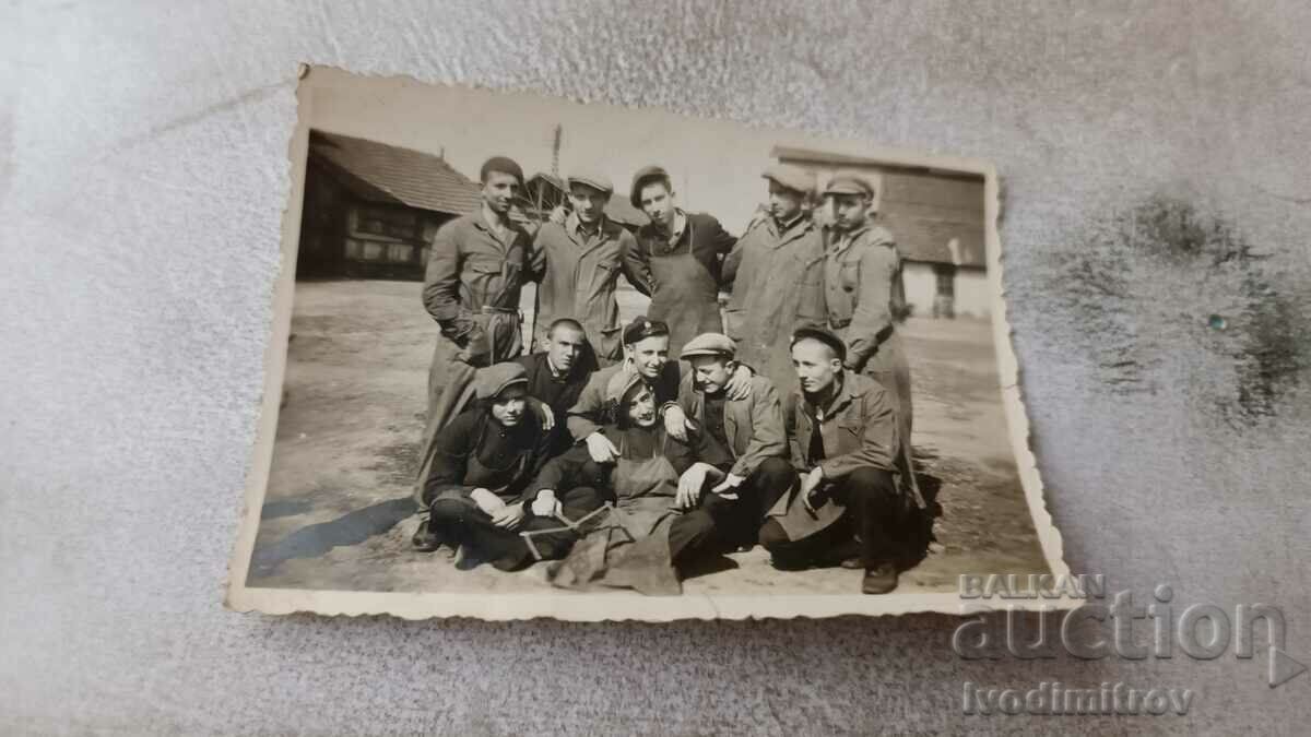 Снимка Работници от фабрика 1933