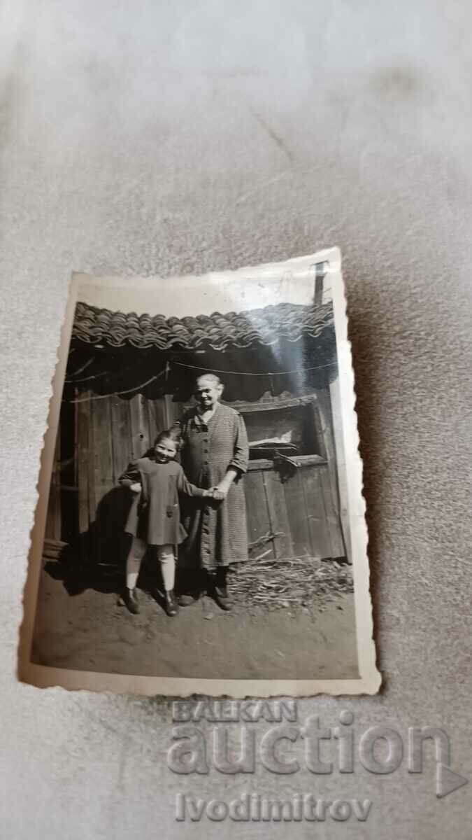 Foto Bătrână și fetiță în curte 1943