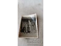 Снимка Възрастна жена и малко момиченце в двора 1943