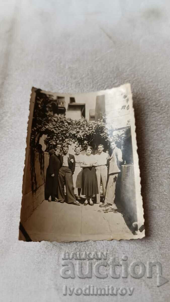Снимка Младежи и девойки на тротоара