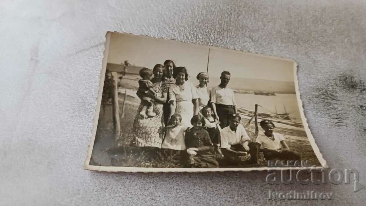 Снимка Мъже жени и деца в нива покрай морето