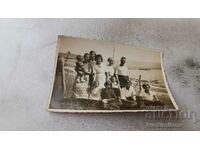 Снимка Мъже жени и деца в нива покрай морето