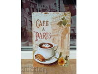 Placă de cafea din metal în centrul Parisului, terasa de frumusețe a croissantului