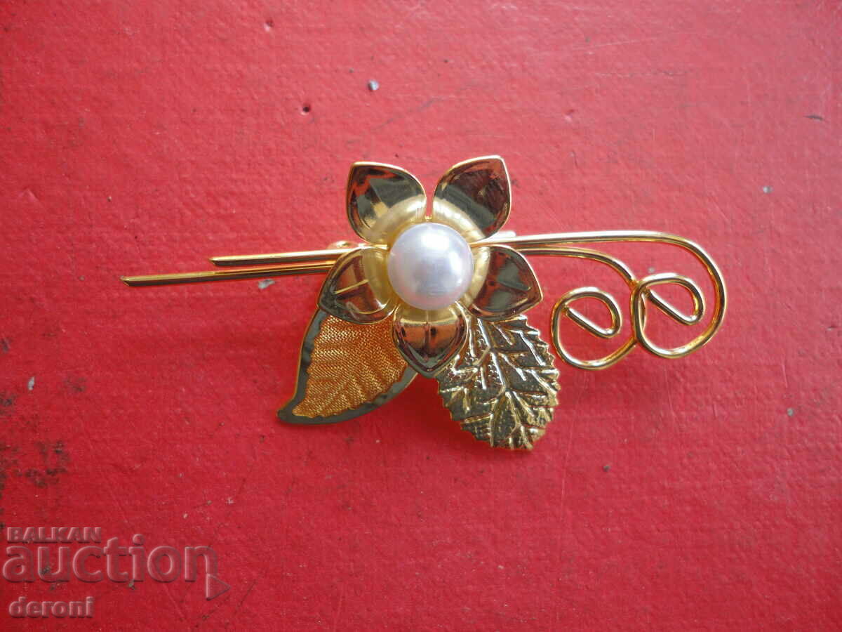 Υπέροχη επιχρυσωμένη καρφίτσα με μαργαριτάρι με τιμή 15.00 BGN | € 7.67 Υπέροχη επιχρυσωμένη καρφίτσα με μαργαριτάρι με τιμή 15.00 BGN | € 7.67