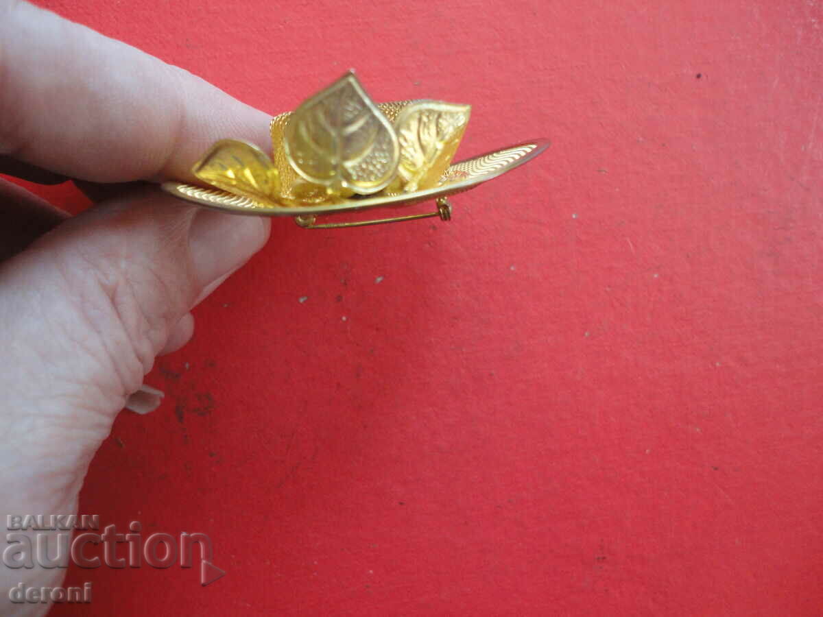 Auction Great gold-plated brooch Auction Great gold-plated brooch