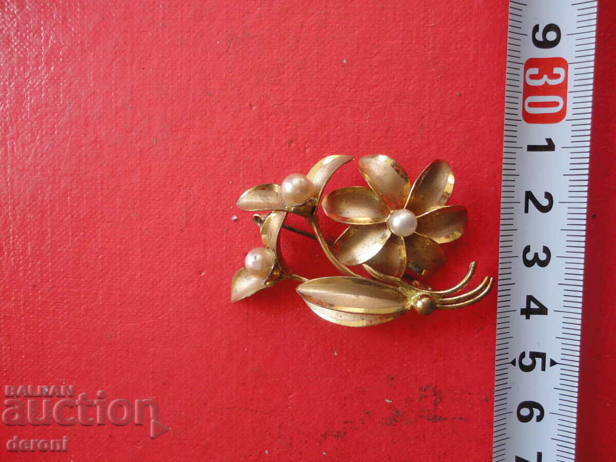 Antique gilded brooch with pearls with price 15.00 BGN | € 7.67