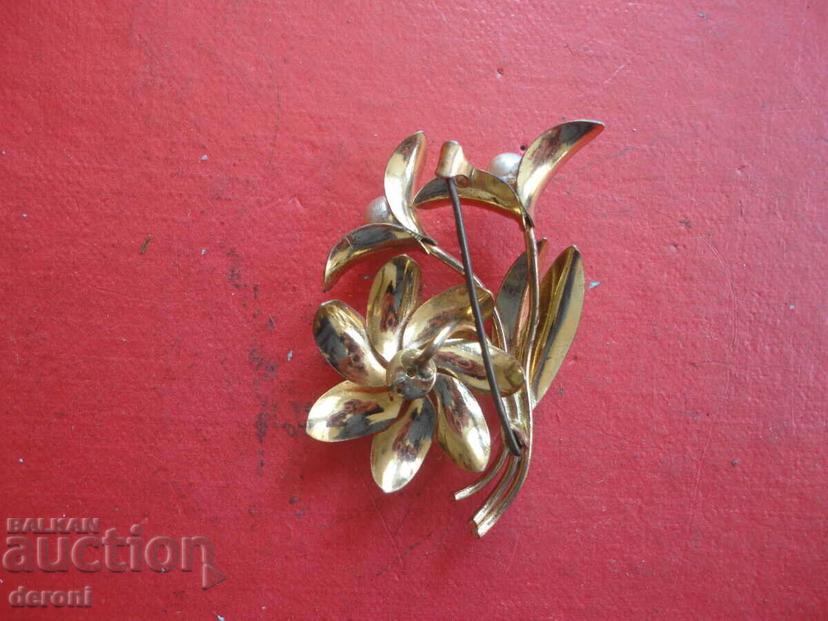 Delivery of Antique gilded brooch with pearls