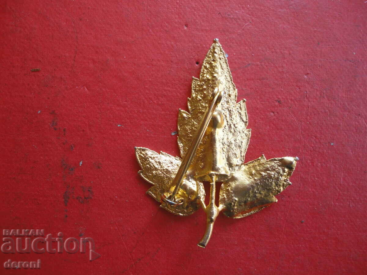 Delivery of Amazing gilt leaf brooch