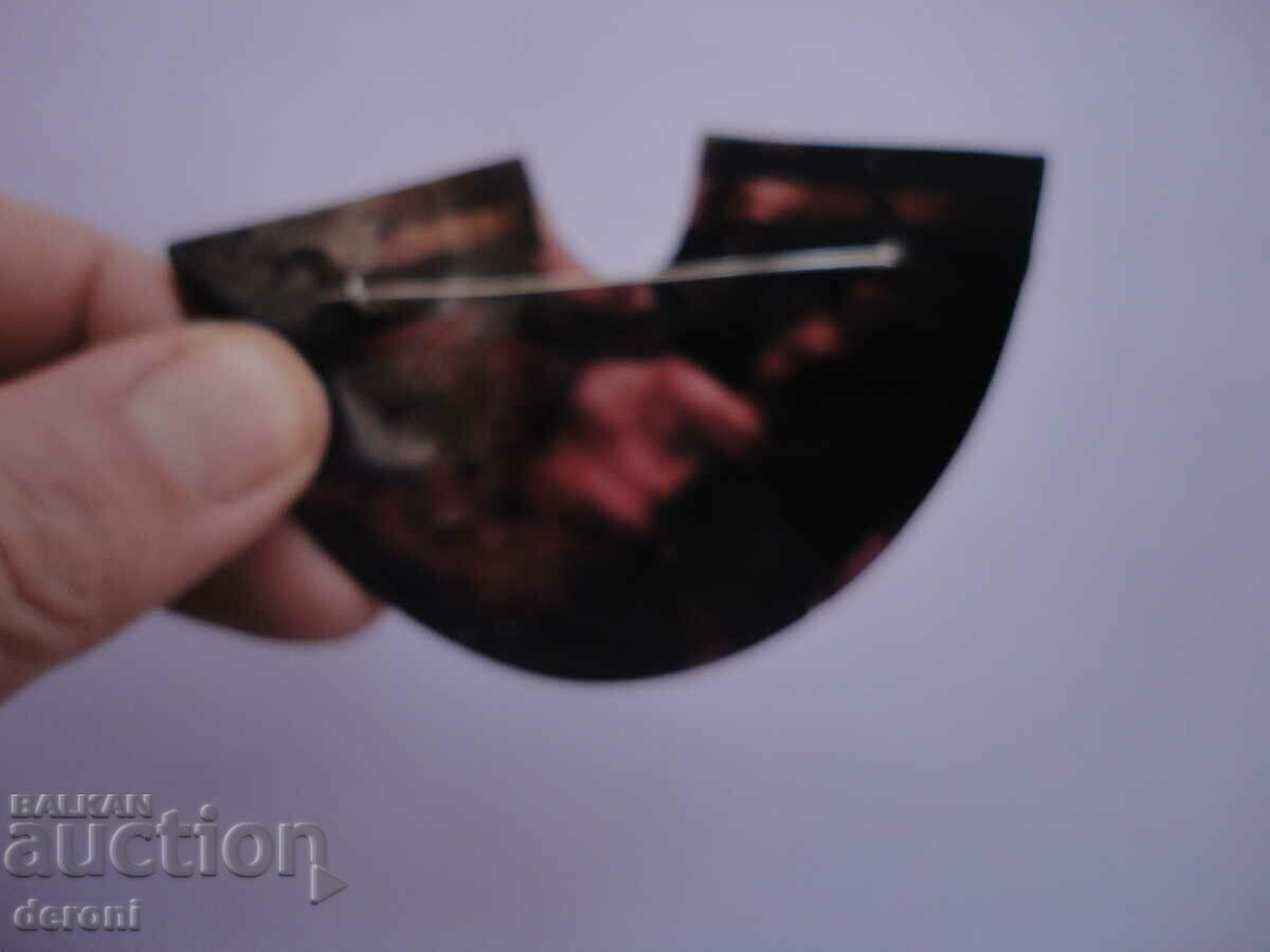 Delivery of Antique mother-of-pearl brooch 2