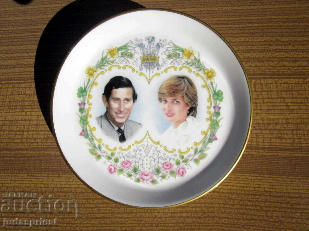 πορσελάνινο πιατάκι ο γάμος του πρίγκιπα Καρόλου και της πριγκίπισσας Νταϊάνα με τιμή 30.00 BGN | € 15.34 πορσελάνινο πιατάκι ο γάμος του πρίγκιπα Καρόλου και της πριγκίπισσας Νταϊάνα με τιμή 30.00 BGN | € 15.34
