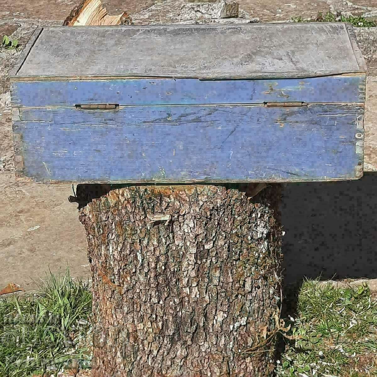 Auction Vintage wooden suitcase. Auction Vintage wooden suitcase.