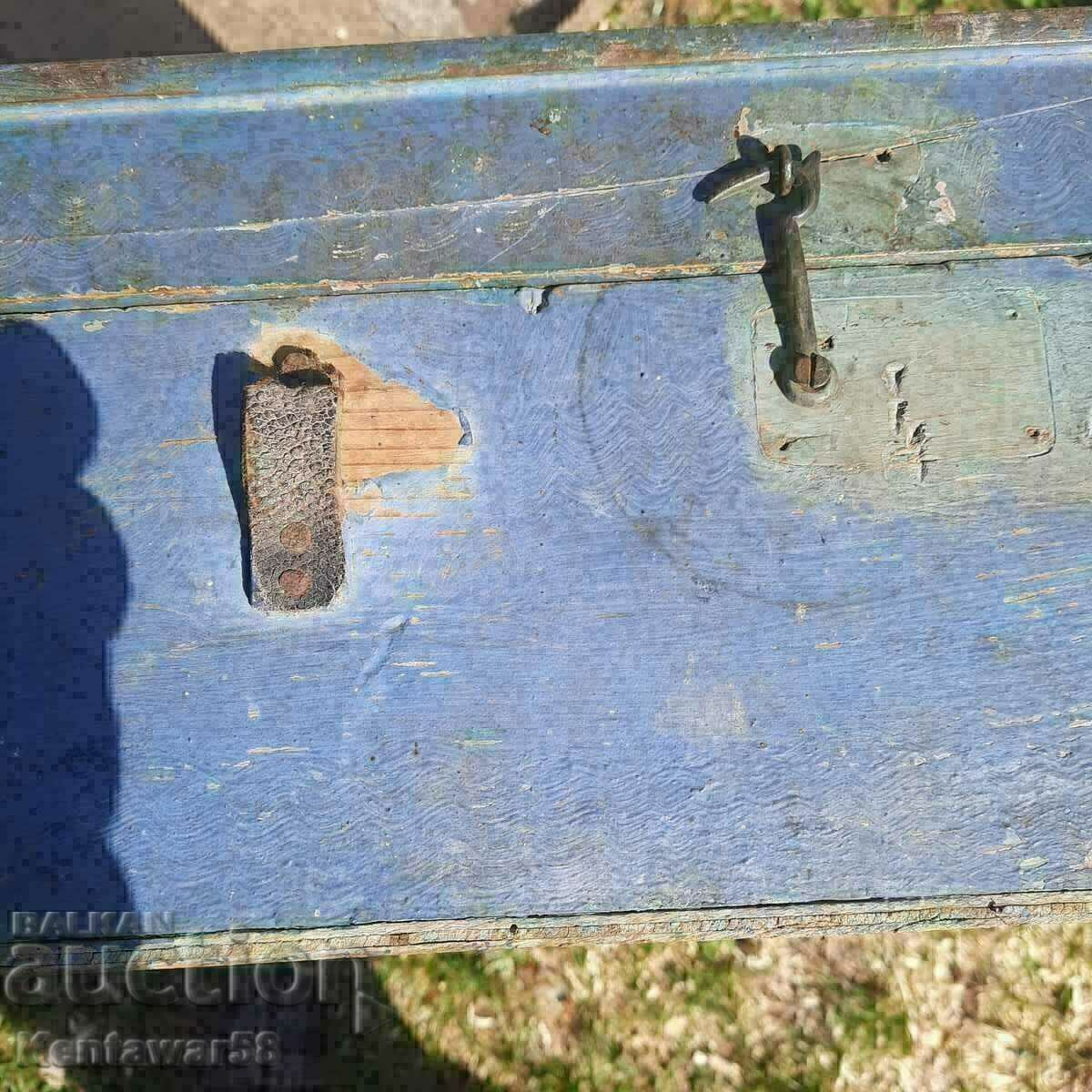 Delivery of Vintage wooden suitcase. Delivery of Vintage wooden suitcase.