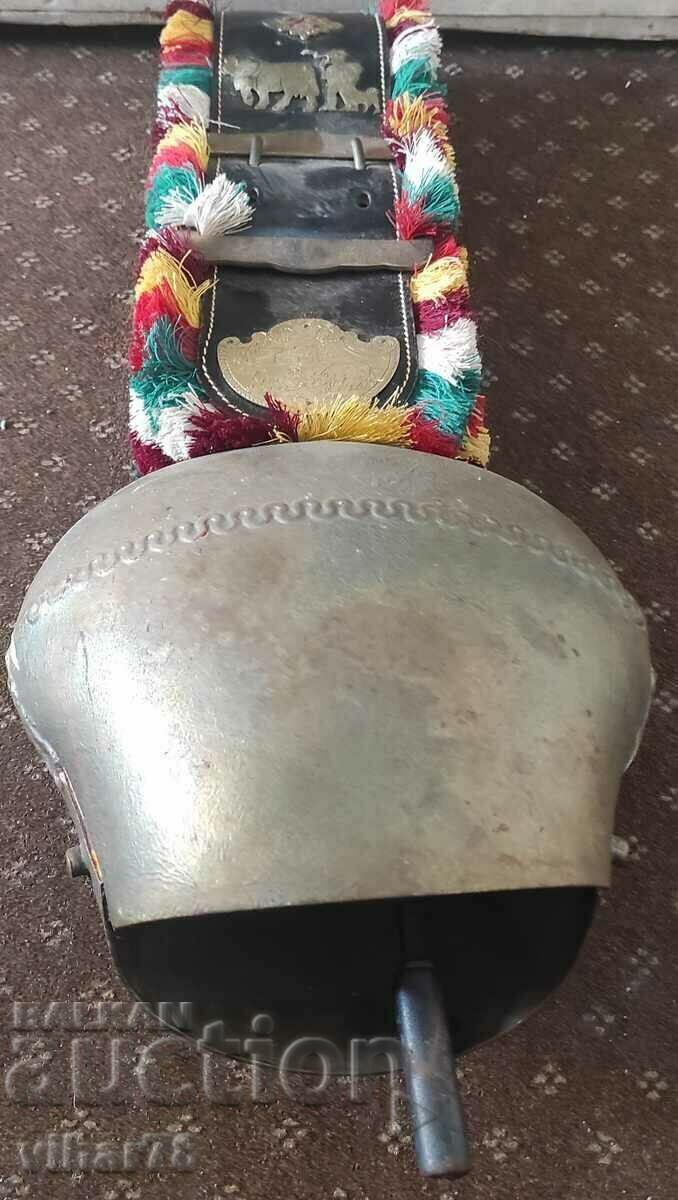 Доставка на Огромен чан-камбана